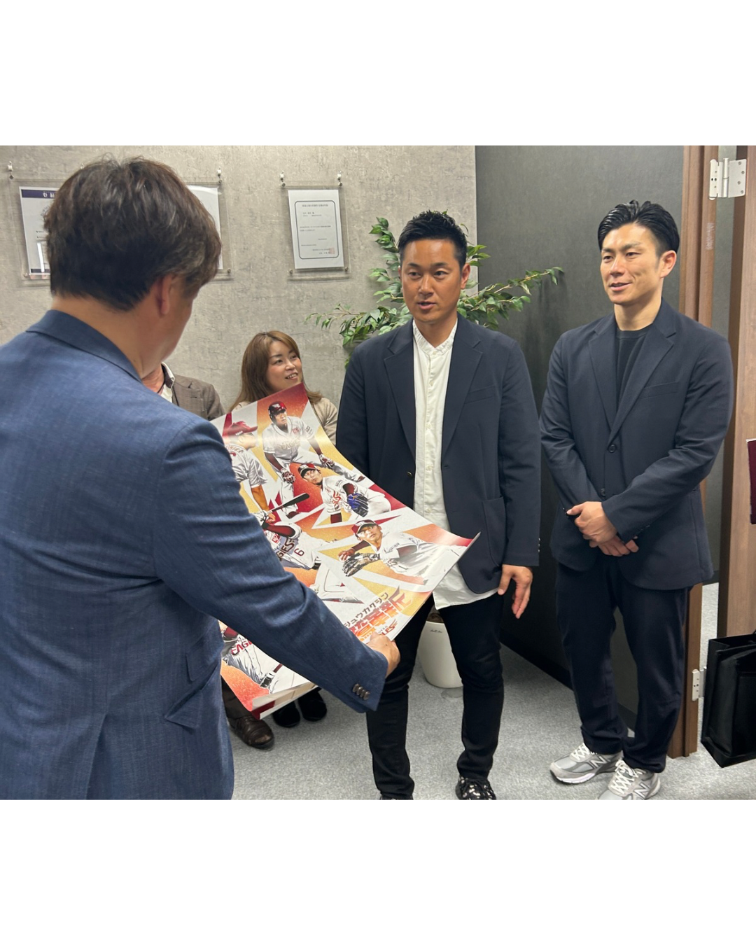 仙台の外構会社で元プロ野球選手アンバサダーからポスターを授与される地域交流の様子
